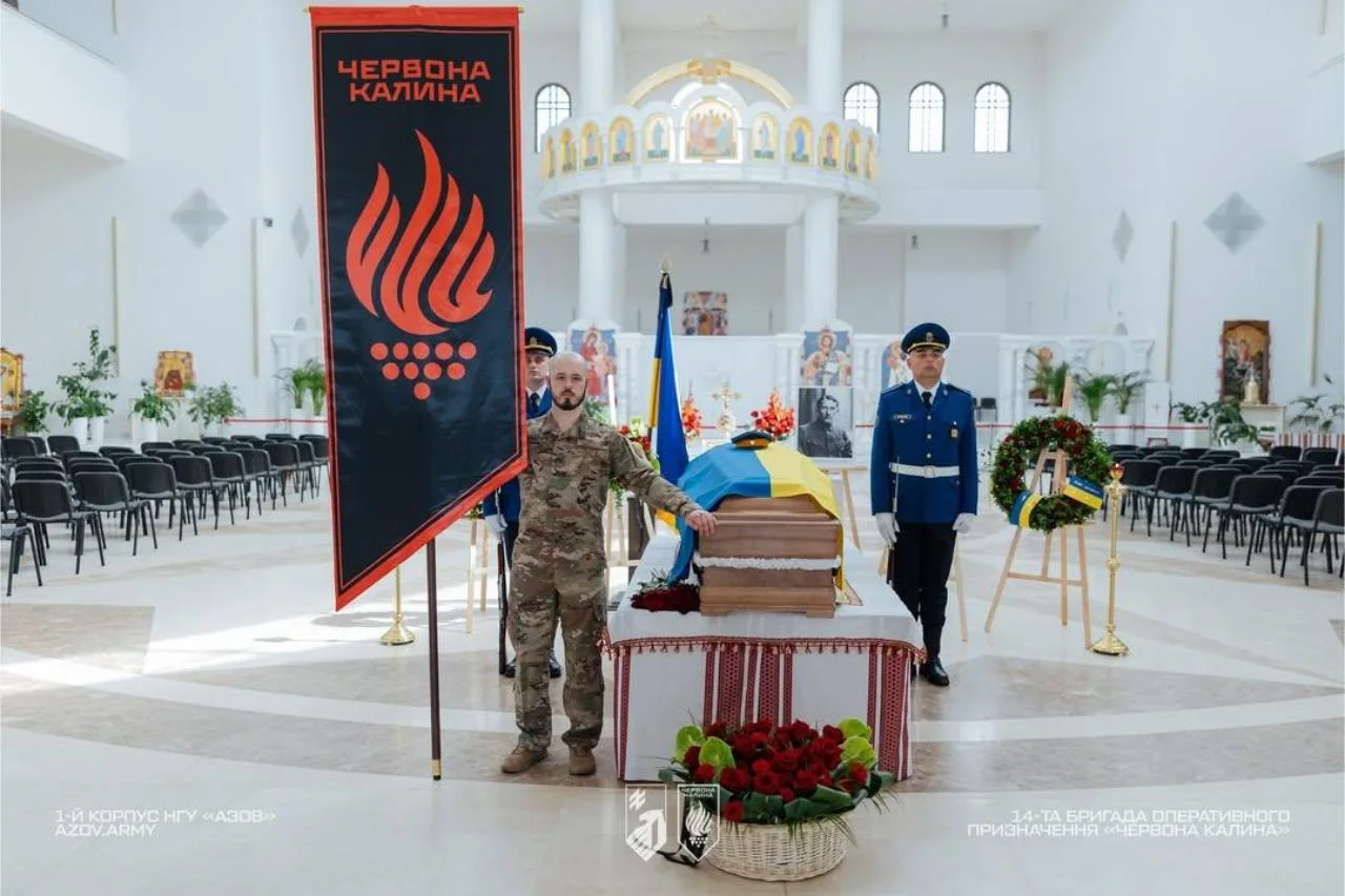Honour guard beside the coffin draped in the Ukrainian flag